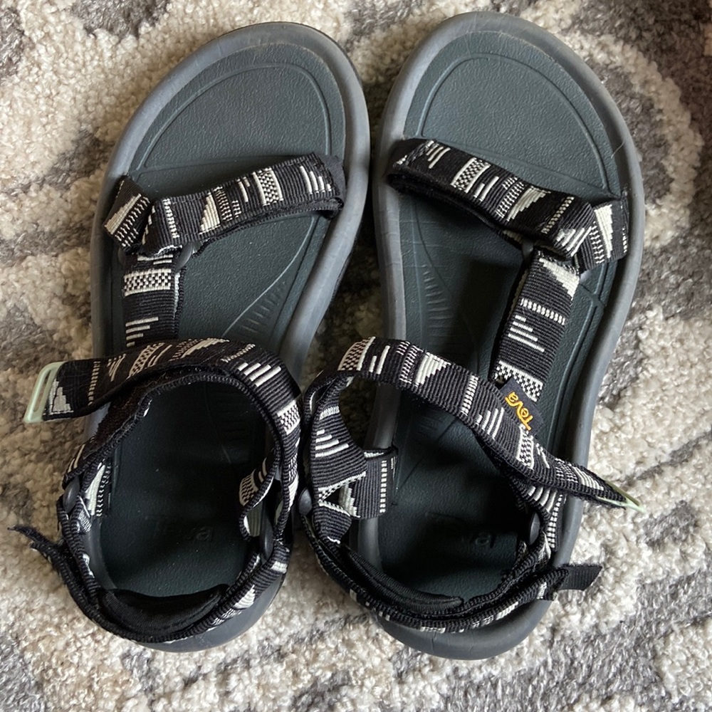Tevas sandals size 6 worn once